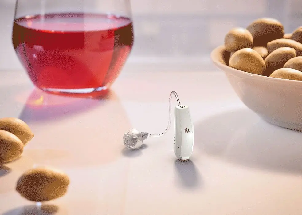 Un apparecchio acusticio bianco su un tavolo da cucina