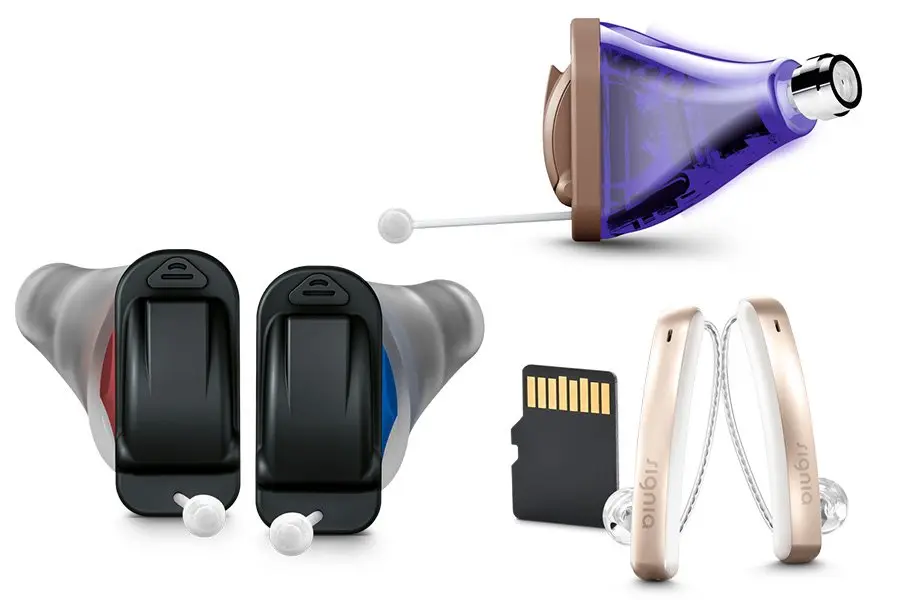 Diversi tipi di apparecchi acustici colorati e su sfondo bianco